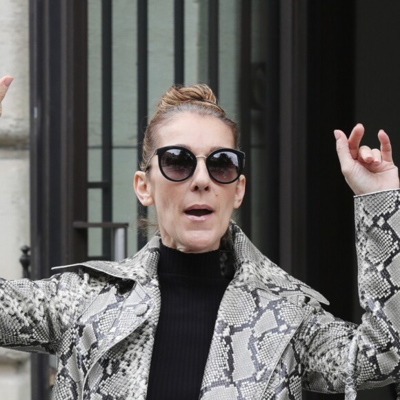 Céline Dion, surprise par l'accueil des photographes, quitte son hôtel, le "Royal Monceau", à Paris, pour se rendre à son concert à Birmingham. Le 27 juillet 2017