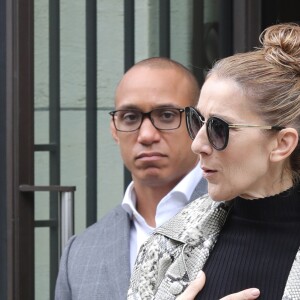 Céline Dion, surprise par l'accueil des photographes, quitte son hôtel, le "Royal Monceau", à Paris, pour se rendre à son concert à Birmingham. Le 27 juillet 2017