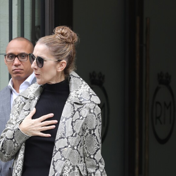 Céline Dion, surprise par l'accueil des photographes, quitte son hôtel, le "Royal Monceau", à Paris, pour se rendre à son concert à Birmingham. Le 27 juillet 2017