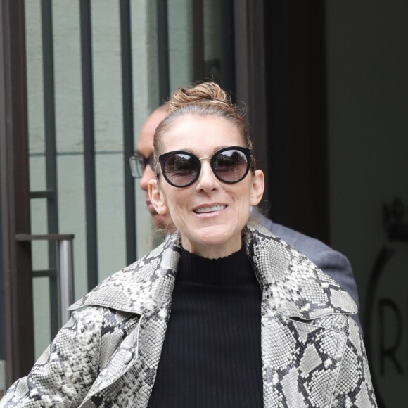 Céline Dion, surprise par l'accueil des photographes, quitte son hôtel, le "Royal Monceau", à Paris, pour se rendre à son concert à Birmingham. Le 27 juillet 2017