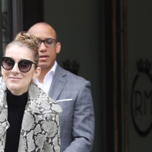 Céline Dion, surprise par l'accueil des photographes, quitte son hôtel, le "Royal Monceau", à Paris, pour se rendre à son concert à Birmingham. Le 27 juillet 2017