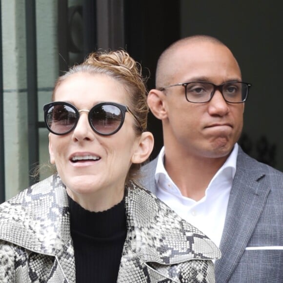 Céline Dion, surprise par l'accueil des photographes, quitte son hôtel, le "Royal Monceau", à Paris, pour se rendre à son concert à Birmingham. Le 27 juillet 2017