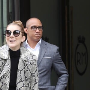 Céline Dion, surprise par l'accueil des photographes, quitte son hôtel, le "Royal Monceau", à Paris, pour se rendre à son concert à Birmingham. Le 27 juillet 2017