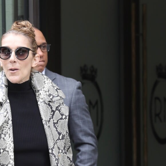 Céline Dion, surprise par l'accueil des photographes, quitte son hôtel, le "Royal Monceau", à Paris, pour se rendre à son concert à Birmingham. Le 27 juillet 2017