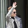Céline Dion, surprise par l'accueil des photographes, quitte son hôtel, le "Royal Monceau", à Paris, pour se rendre à son concert à Birmingham. Le 27 juillet 2017
