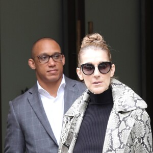 Céline Dion, surprise par l'accueil des photographes, quitte son hôtel, le "Royal Monceau", à Paris, pour se rendre à son concert à Birmingham. Le 27 juillet 2017