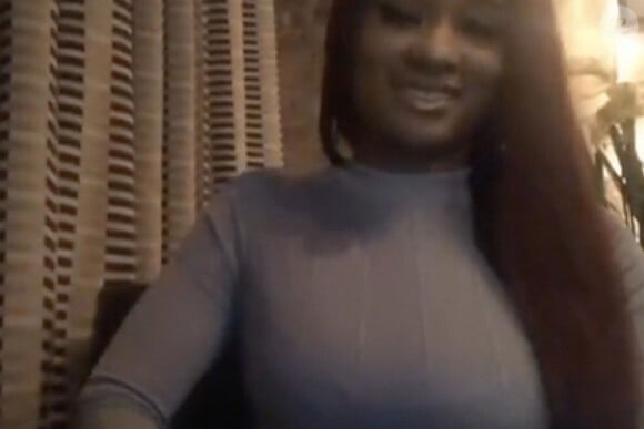 Joycelyn Savage prend la défense du chanteur R. Kelly dans une vidéo. Alors que le chanteur R. Kelly est accusé par des témoins de détenir six femmes contre leur gré et d'en faire ses esclaves sexuelles dans ses résidences d'Atlanta et Chicago, l'une de ses supposées captives s'est confiée dans un nouveau témoignage vidéo. Le 18 juillet 2017