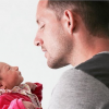 Renaud Lavillenie tenant dans ses bras sa fille Iris, née le 14 juillet 2017, dans une photo partagée sur Instagram par la maman, Anaïs Poumarat.