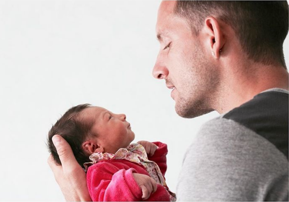 Renaud Lavillenie tenant dans ses bras sa fille Iris, née le 14 juillet 2017, dans une photo partagée sur Instagram par la maman, Anaïs Poumarat.