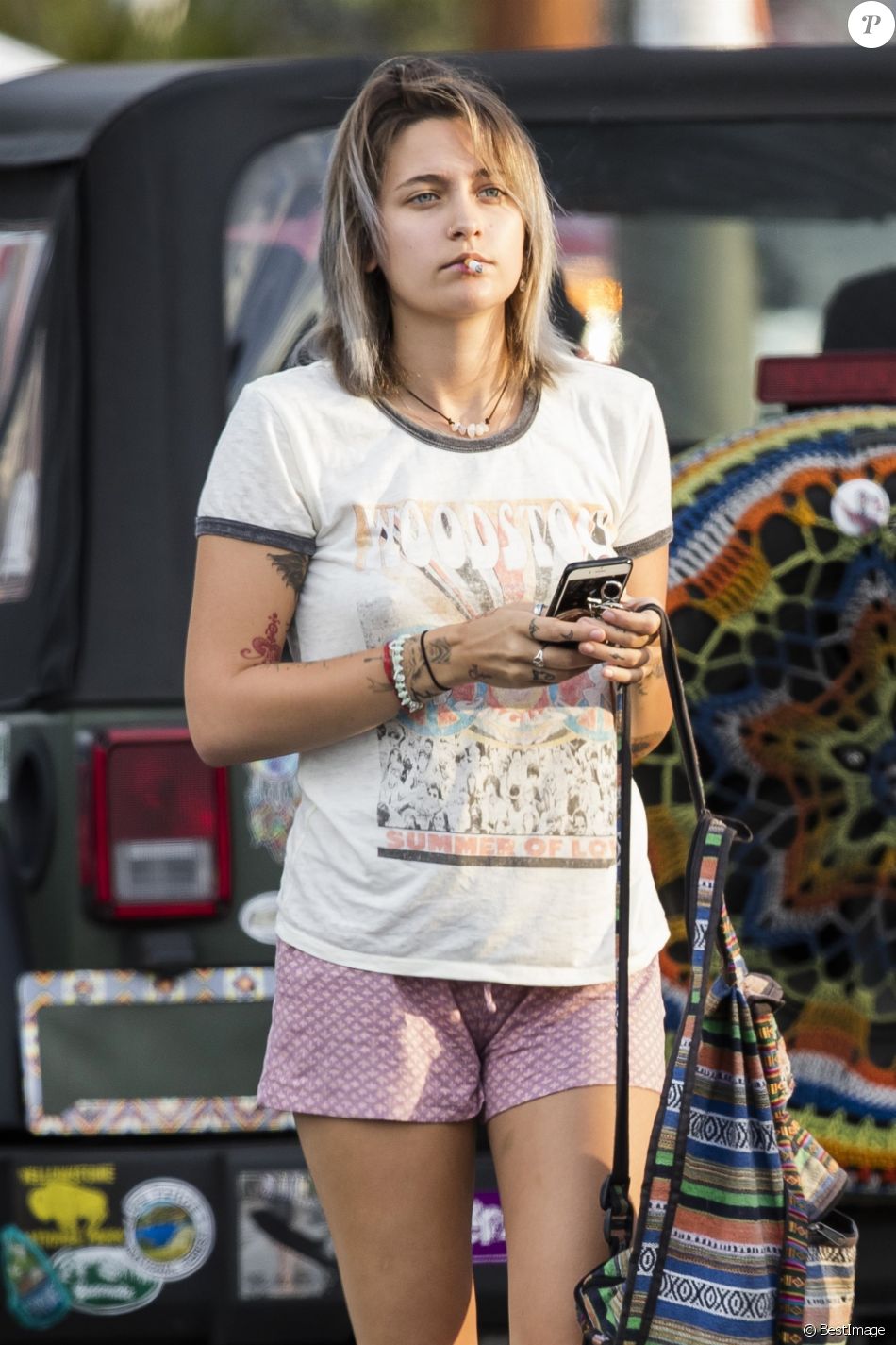 Exclusif - Paris Jackson fume une cigarette avant de rentrer dans la