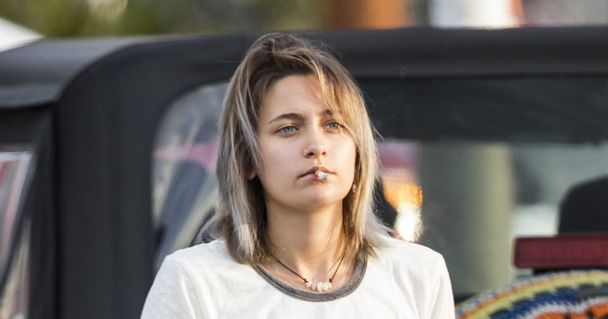 Exclusif - Paris Jackson fume une cigarette avant de rentrer dans la