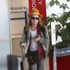 Exclusif -  Macaulay Culkin , les ongles colorés en rouge et un chapeau orange sur la tête se rend à l'aéroport Roissy Charles de Gaulle le 25 mai 2016