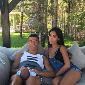 Cristiano Ronaldo et sa compagne Georgina Rodriguez, enceinte, avec un des jumeaux nés par mère porteuse, photo Instagram du 10 juillet 2017.