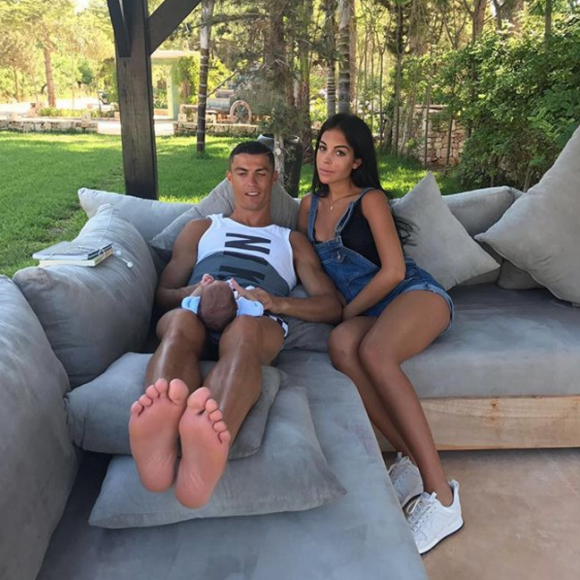 Cristiano Ronaldo et sa compagne Georgina Rodriguez, enceinte, avec un des jumeaux nés par mère porteuse, photo Instagram du 10 juillet 2017.