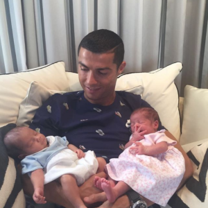 Cristiano Ronaldo avec ses jumeaux, photo Instagram du 29 juin 2017.