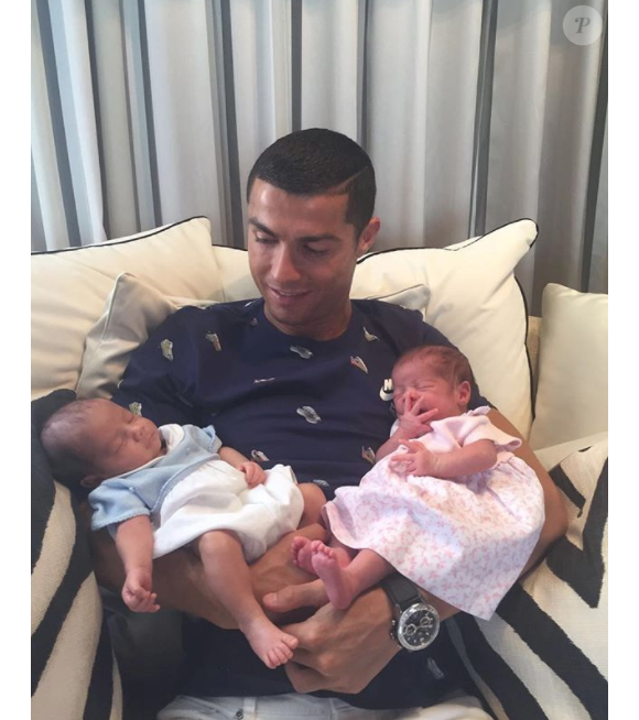 Cristiano Ronaldo avec ses jumeaux, photo Instagram du 29 juin 2017.