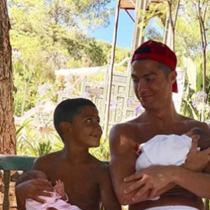 Cristiano Ronaldo et son fils Cristiano Jr. avec les jumeaux, photo Instagram du 4 juillet 2017.