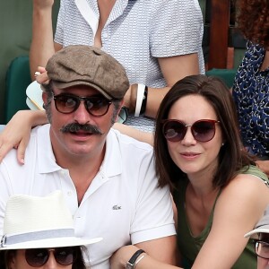 Jean Dujardin et sa compagne Nathalie Péchalat dans les tribunes lors de la finale homme des Internationaux de Tennis de Roland-Garros à Paris, le 11 juin 2017. © Jacovides-Moreau/Bestimage