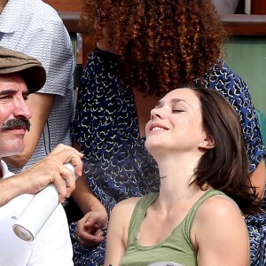 Jean Dujardin et sa compagne Nathalie Péchalat dans les tribunes lors de la finale homme des Internationaux de Tennis de Roland-Garros à Paris, le 11 juin 2017. © Jacovides-Moreau/Bestimage