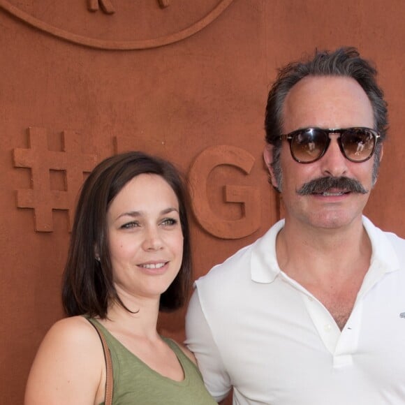 Jean Dujardin et sa compagne Nathalie Pechalat au village lors de la finale homme des internationaux de France de Roland Garros à Paris, le 11 juin 2017. © Dominique Jacovides - Cyril Moreau/ Bestimage