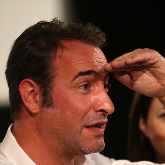 Jean Dujardin - Jean Dujardin et sa compagne Nathalie Péchalat à l'inauguration du cinéma communal Jean Dujardin à Lesparre-Médoc accompagné de ses parents le 27 juin 2015.