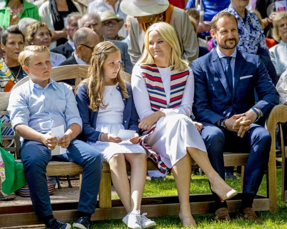 Le prince Sverre Magnus, la princesse Ingrid Alexandra, la princesse Mette-Marit et le prince Haakon de Norvège lors des célébrations du 80e anniversaire de la reine Sonja de Norvège à Oslo, le 4 juillet 2017.