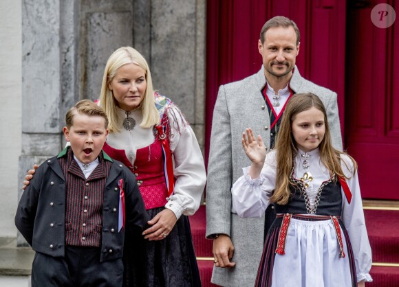 Le prince Haakon et la princesse Mette-Marit de Norvège avec leurs enfants le prince Sverre Magnus et la princesse Ingrid Alexandra le 17 mai 2017 à Oslo lors de la Fête nationale norvégienne, sur le perron de leur résidence Skaugum.
