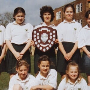 Kate Middleton (debout, 3e en partant de la gauche), ancienne photo de classe de ses années à St Andrews (1985-1995).