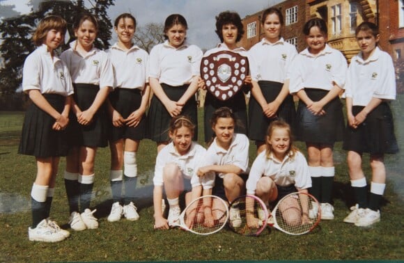 Kate Middleton (debout, 3e en partant de la gauche), ancienne photo de classe de ses années à St Andrews (1985-1995).