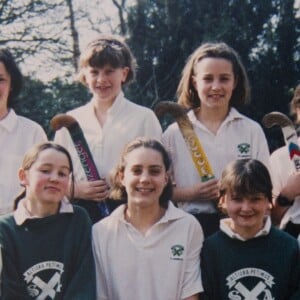 Kate Middleton (assise, au centre), ancienne photo de classe de ses années à St Andrews (1985-1995).