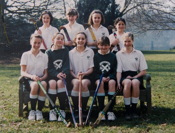 Kate Middleton (assise, au centre), ancienne photo de classe de ses années à St Andrews (1985-1995).