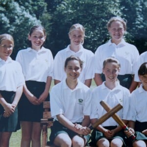 Kate Middleton (assise, à gauche), ancienne photo de classe de ses années à St Andrews (1985-1995).