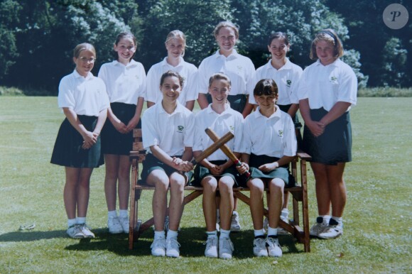Kate Middleton (assise, à gauche), ancienne photo de classe de ses années à St Andrews (1985-1995).