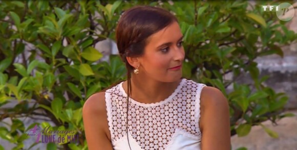Stéphanie taclée par ses concurrentes Laetitia, Gabrielle et Laetitia dans "4 mariages pour 1 lune de miel" sur TF1 le 4 août 2017.