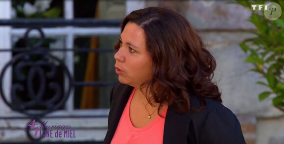 Stéphanie taclée par ses concurrentes Laetitia, Gabrielle et Laetitia dans "4 mariages pour 1 lune de miel" sur TF1 le 4 août 2017.