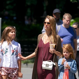 Jessica Alba (enceinte de son troisième enfant) se balade avec ses filles Honor et Haven dans les rues de New York, le 4 août 2017