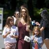 Jessica Alba (enceinte de son troisième enfant) se balade avec ses filles Honor et Haven dans les rues de New York, le 4 août 2017