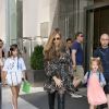 Jessica Alba (enceinte de son troisième enfant) et ses filles Honor et Haven à la sortie de son hôtel à New York, le 4 août 2017