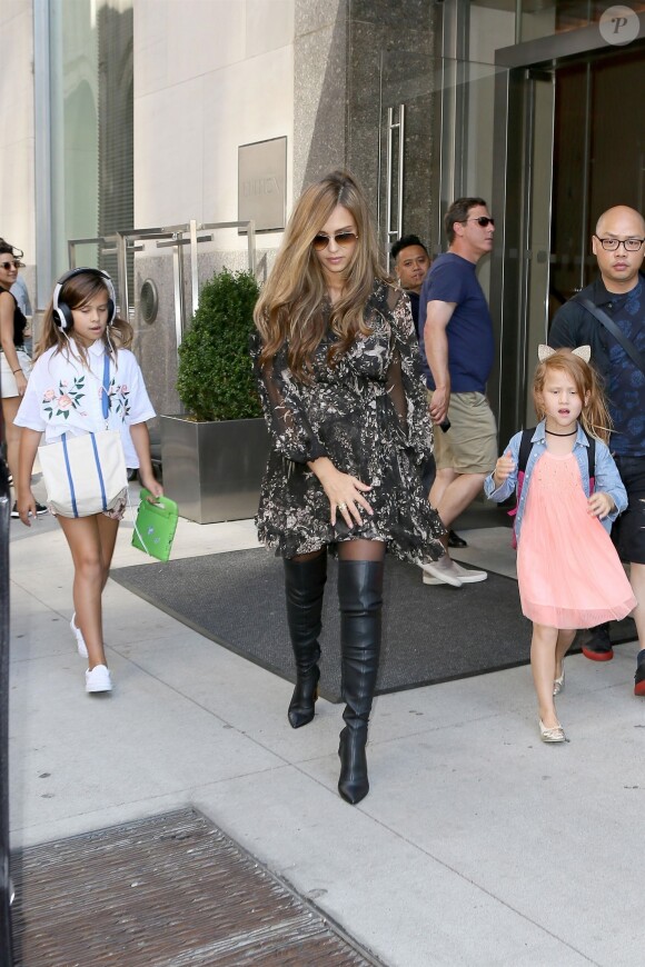 Jessica Alba (enceinte de son troisième enfant) et ses filles Honor et Haven à la sortie de son hôtel à New York, le 4 août 2017