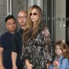 Jessica Alba (enceinte de son troisième enfant) et ses filles Honor et Haven à la sortie de son hôtel à New York, le 4 août 2017