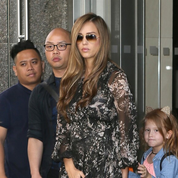 Jessica Alba (enceinte de son troisième enfant) et ses filles Honor et Haven à la sortie de son hôtel à New York, le 4 août 2017