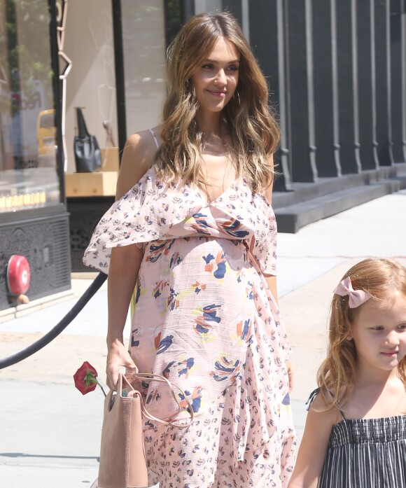 Jessica Alba (enceinte de son troisième enfant) se balade avec sa fille Haven dans les rues de New York. La petite Haven porte un sac La Durée. Le 3 août 2017