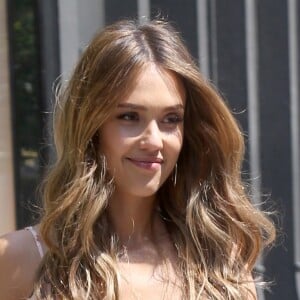 Jessica Alba (enceinte de son troisième enfant) se balade avec sa fille Haven dans les rues de New York. La petite Haven porte un sac La Durée. Le 3 août 2017