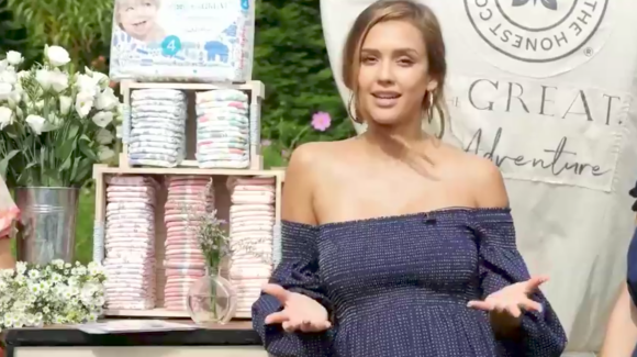 Jessica Alba faisant la promotion de la nouvelle gamme de couches pour bébé de son entreprise The Honest Company lors d'un événement organisé à East Hamptons le 5 août 2017