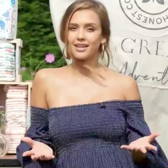 Jessica Alba faisant la promotion de la nouvelle gamme de couches pour bébé de son entreprise The Honest Company lors d'un événement organisé à East Hamptons le 5 août 2017