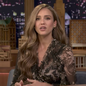 Jessica Alba sur le plateau du talk show de Jimmy Fallon le 4 août 2017