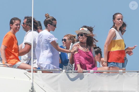 Marta Castro (femme de Fonsi Nieto) et Belinda Alonso (femme d'Angel Nieto) - Les proches d'Angel Nieto, mort le 3 août 2017 des suites d'un accident de la route, se sont rassemblés pour disperser une partie de ses cendres en mer, entre Ibiza et Formentera.