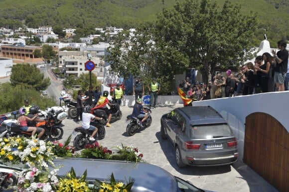 Les obsèques et l'incinération d'Angel Nieto, mort le 3 août 2017 des suites d'un accident de la route, se sont déroulées le 5 août 2017 à Ibiza. Le lendemain, ses proches se rassemblaient pour disperser une partie des cendres en mer.