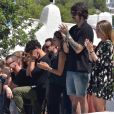 Fonsi Nieto et Miguel Abellan lors des obsèques et de l'incinération d'Angel Nieto, mort le 3 août 2017 des suites d'un accident de la route, le 5 août 2017 à Ibiza. Le lendemain, ses proches se rassemblaient pour disperser une partie des cendres en mer.