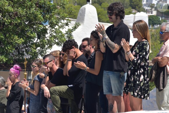 Fonsi Nieto et Miguel Abellan lors des obsèques et de l'incinération d'Angel Nieto, mort le 3 août 2017 des suites d'un accident de la route, le 5 août 2017 à Ibiza. Le lendemain, ses proches se rassemblaient pour disperser une partie des cendres en mer.